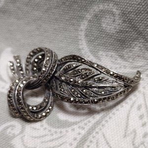 🎬 Marcasite 800 Silver Leaf Brooch